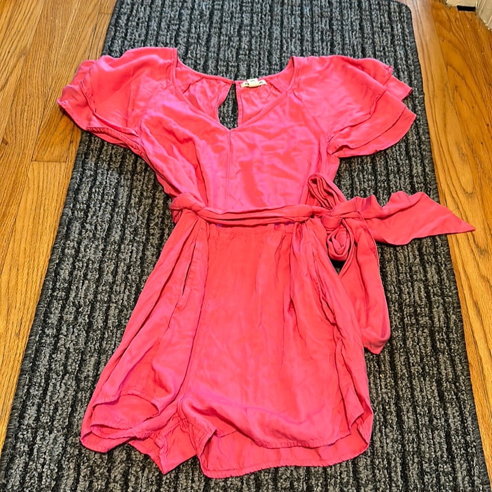 Billabong Shorts Romper with pockets and tie waist. 100% Rayon. Pink/Coral.